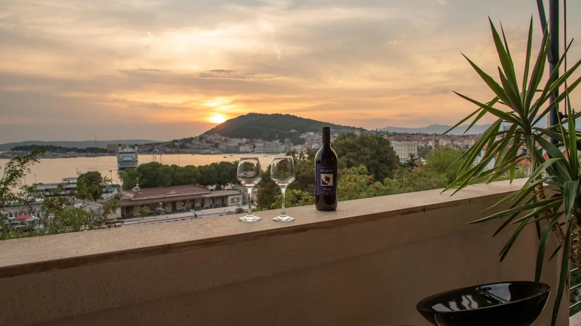 Bregos Superior Apartment - Unique Design 3-Br - Unbelievable Panoramic View Of Split - Walking Distance From Unesco Palace And Bacvice Beach - Free Parking - Buralux Properties