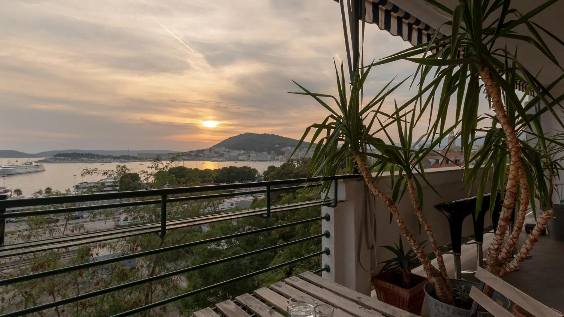 Bregos Superior Apartment - Unique Design 3-Br - Unbelievable Panoramic View Of Split - Walking Distance From Unesco Palace And Bacvice Beach - Free Parking - Buralux Properties