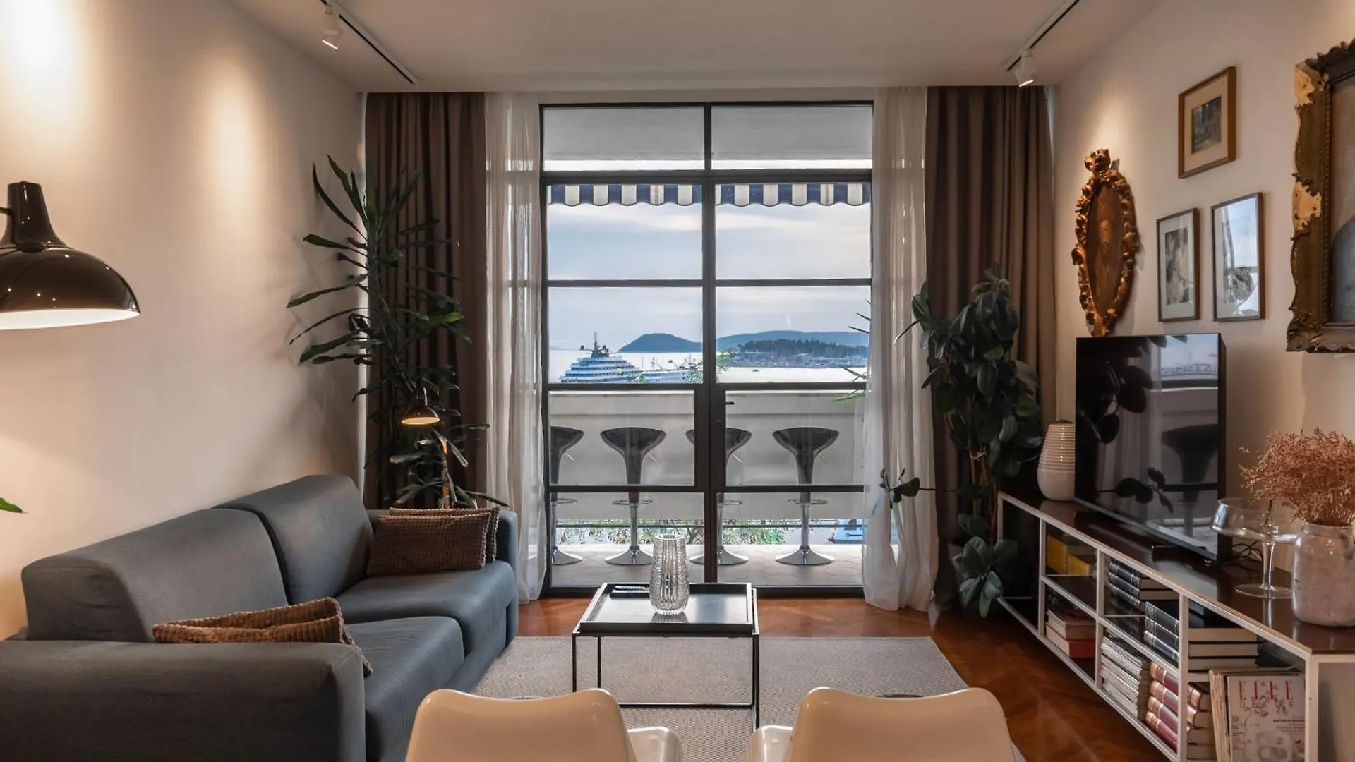 Bregos Superior Apartment - Unique Design 3-Br - Unbelievable Panoramic View Of Split - Walking Distance From Unesco Palace And Bacvice Beach - Free Parking - Buralux Properties 0*,