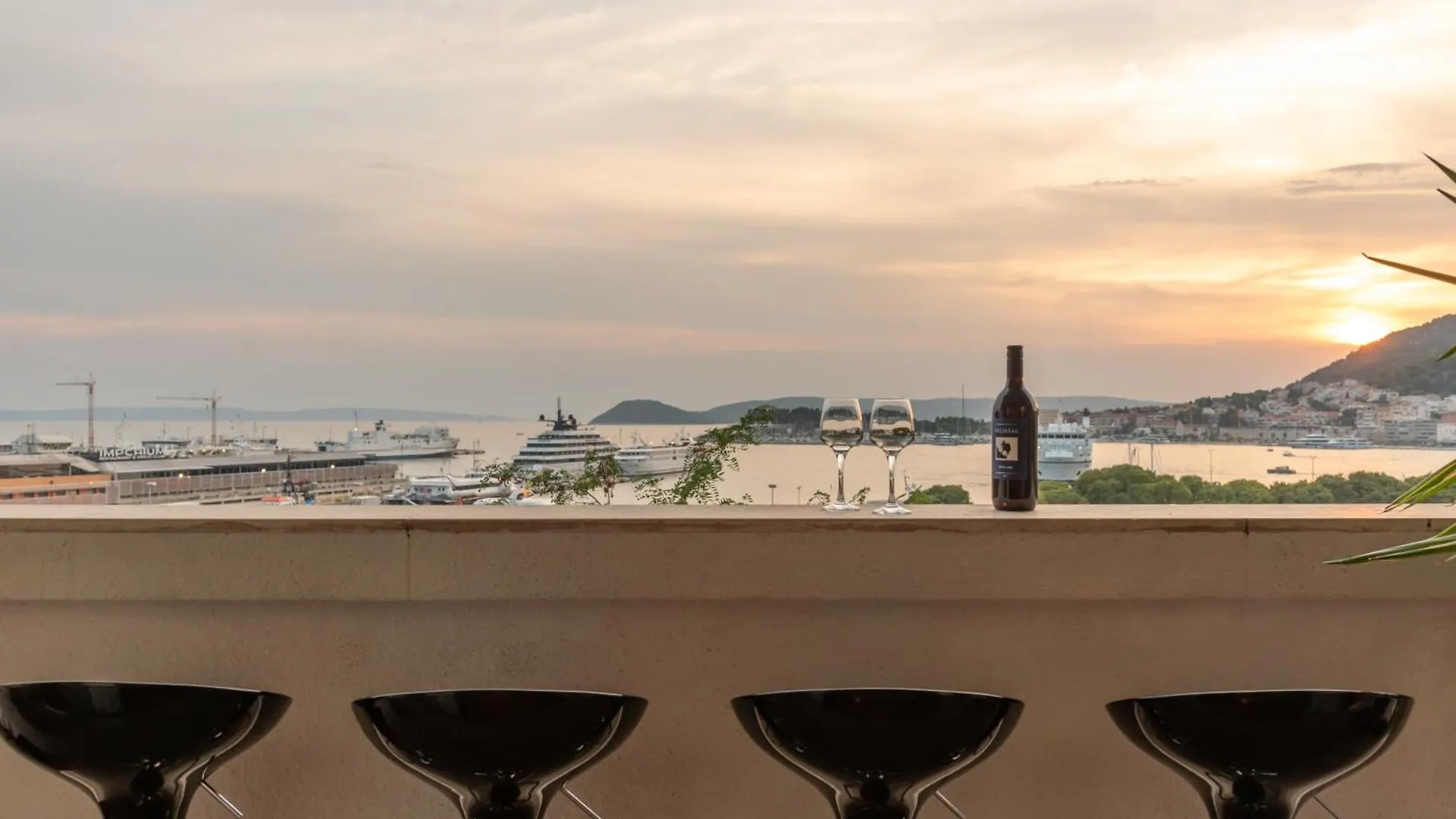 Bregos Superior Apartment - Unique Design 3-Br - Unbelievable Panoramic View Of Split - Walking Distance From Unesco Palace And Bacvice Beach - Free Parking - Buralux Properties 0*,