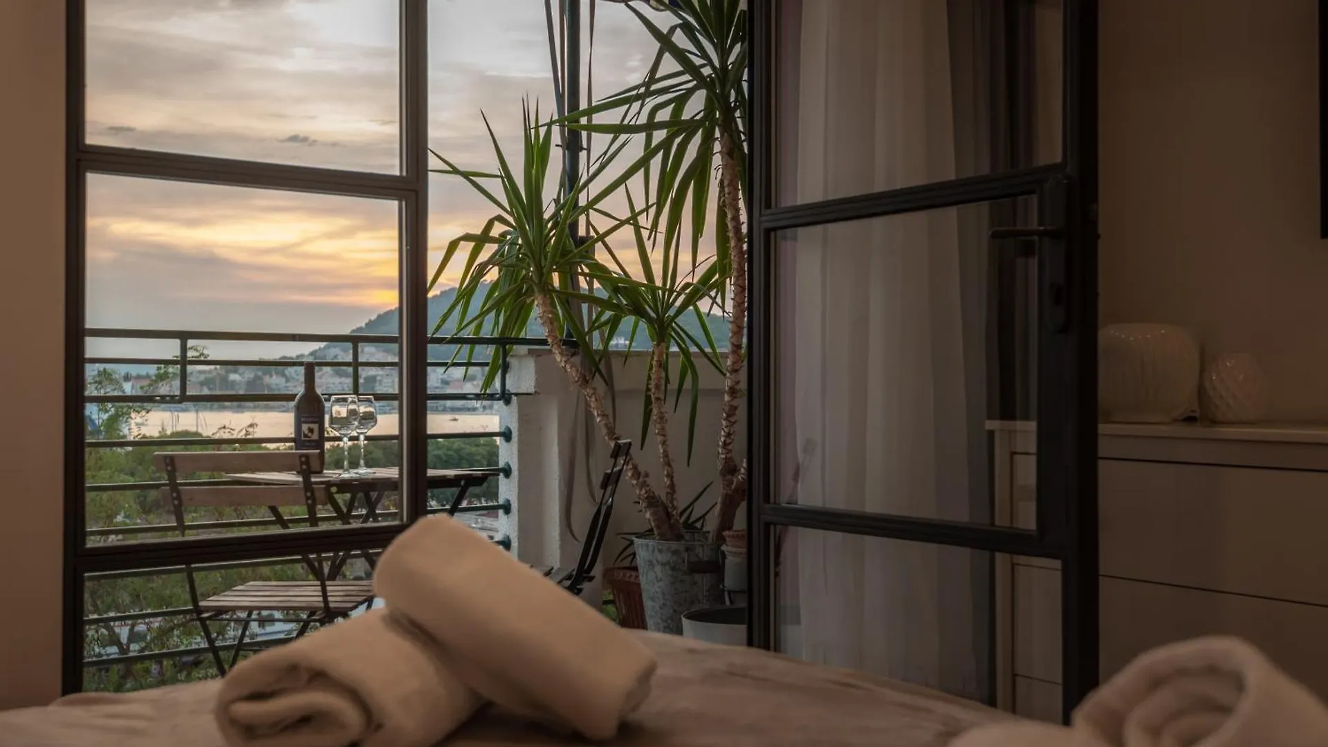 Bregos Superior Apartment - Unique Design 3-Br - Unbelievable Panoramic View Of Split - Walking Distance From Unesco Palace And Bacvice Beach - Free Parking - Buralux Properties
